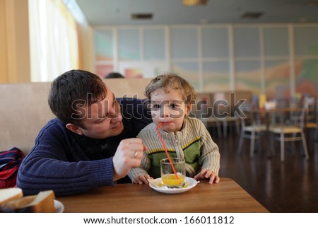 The family drinking juice in a restaurant