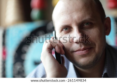 Portrait of a smiling man with mobile phone