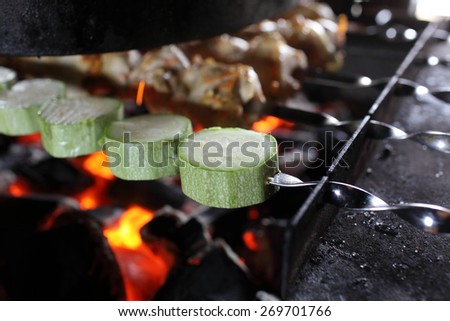 Cooking of zucchini and meat on skewers
