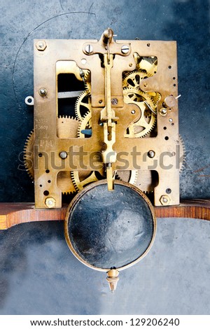 Vintage clock mechanism with pendulum