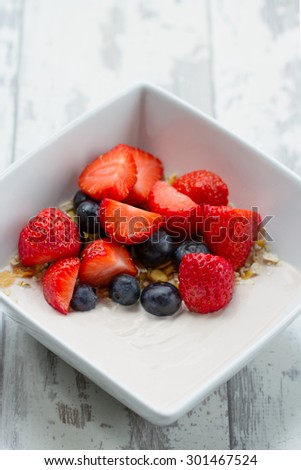 Healthy breakfast with yogurt, cereals and fresh fruits