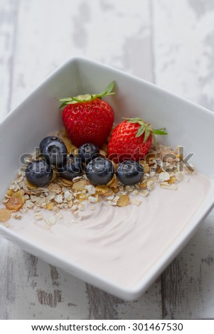 Healthy breakfast with yogurt, cereals and fresh fruits