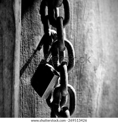 padlock and chain , black and white