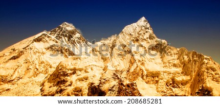 Sunrise at the world\'s highest mountain, Mt Everest (8850m) and Mt. Nuptse in the Himalayas, Nepal.