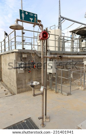 Industrial safety shower and eye wash station