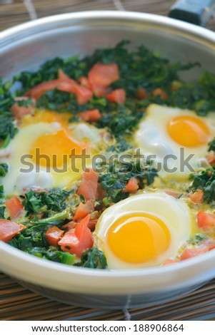 Fried egg with spinach and tomato