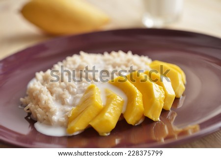Sticky rice with sliced Thai mango and coconut milk