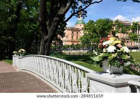 ST. PETERSBURG, RUSSIA - JUNE 4, 2015: Flowers in a vase in the Mikhailovsky Garden during the festival Emperor\'s Gardens of Russia. The exposition Silk Road Gardens is in focus of festival this year
