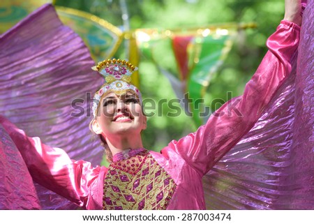ST. PETERSBURG, RUSSIA - JUNE 4, 2015: Unidentified female dancer during the festival Emperor\'s Gardens of Russia. The exposition Silk Road Gardens is in focus of festival this year