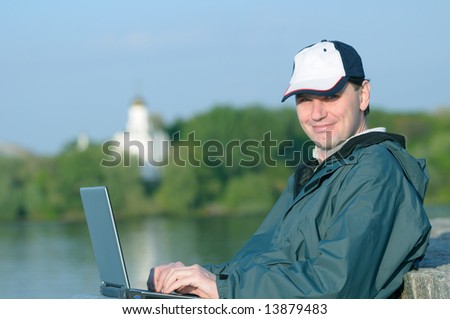Man with laptop outdoor