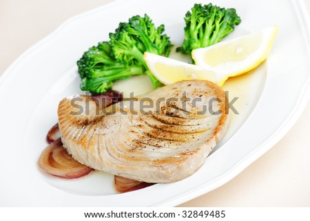 Roasted tuna steak with broccoli and lemon