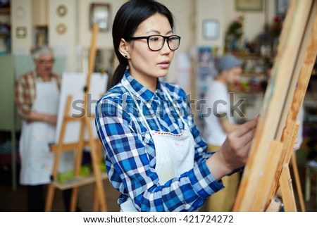 Female artist in class