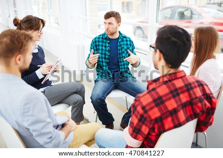 Therapist speaking to a rehab group at therapy session