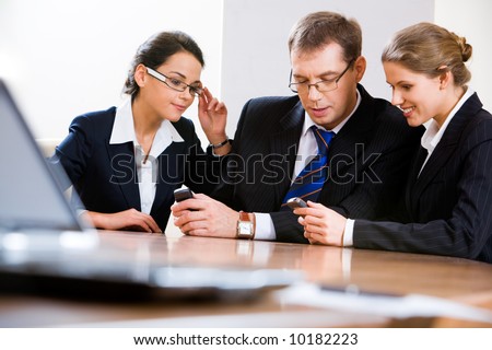 Image of business people sharing info on mobile phones