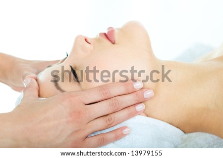 Lifestyle - Pagina 3 Stock-photo-photo-of-masseuse-s-hands-doing-relaxing-massage-on-young-woman-s-face-13979155