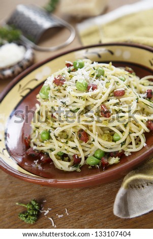 Pasta with peas, sausage and breadcrumbs