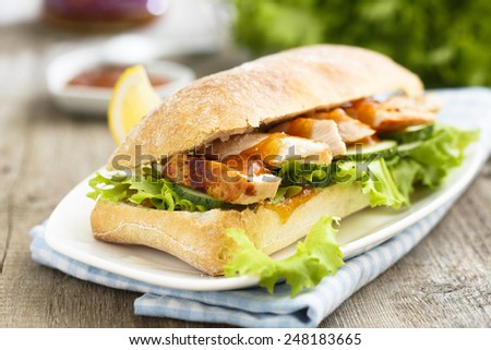 Sandwich with chicken and mango chutney