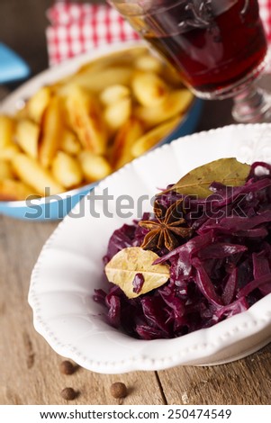 Red cabbage with potato noodles