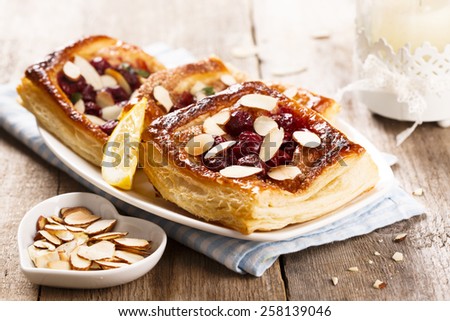 Cherry pie with almond