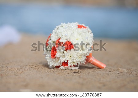 Bride wedding bouquet with autumn flowers. Marriage flowers bouquet at sea shore. Bridal flowers at beach. Orange and white wedding bouquet. autumn wedding decoration. beautiful bouquet