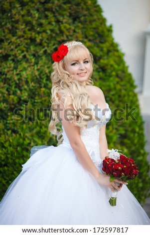 Beautiful Bride Outdoors Wedding Portrait, newlywed woman in wedding  dress with bridal flowers. Happy Bride posingin park.