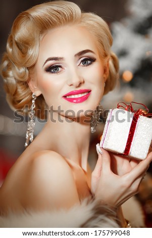 Gorgeous Retro Woman Portrait with gift box, beauty and jewelry model, vogue sexy blonde woman with present. Luxury girl. Hollywood style.