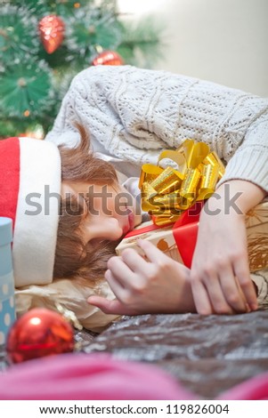 The little girl fell asleep with gift