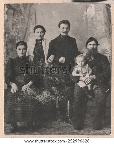 Old Black and white photographs, a group portrait of Russian families.