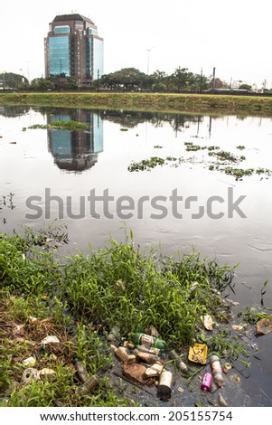 SAO PAULO, BRAZIL, JUNE 01, 2008. Pollution of Pinheiros river by sewage and trash of city in a rain day