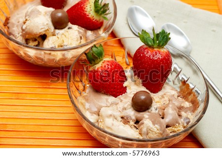 Chocolate ice-cream and strawberries in crystal bowls