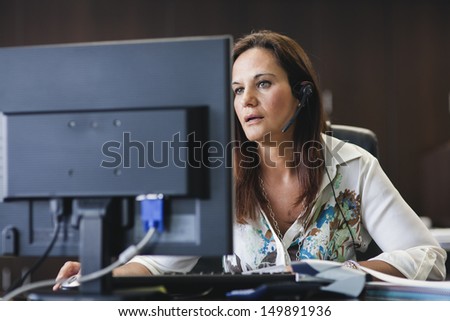 call center operator woman working in office