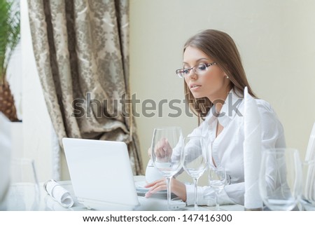 Business woman working on PC in restaurant
