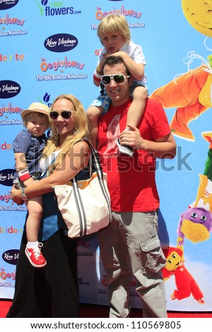 LOS ANGELES - AUG 19: Nicole Sullivan, family at \'The Oogieloves In The Big Balloon Adventure\' LA Premiere at the Grauman\'s Chinese Theater on August 19, 2012 in Los Angeles, California