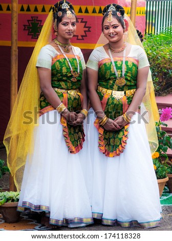 DELHI, INDIA - FEBRUARY 04, 2012: Unidentified female dancers on February 04, 2012 at the annual Surajkund Fair on the outskirts of Delhi in India.