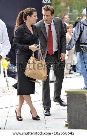 Sandra Bullock, carrying a Prada bag,, Ryan Reynolds on location for THE PROPOSAL Films in New York, downtown Manhattan, New York, NY, June 06,