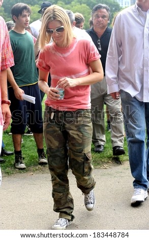 Drew Barrymore on location for GOING THE DISTANCE filming, Central Park, New York, NY August 6, 2009