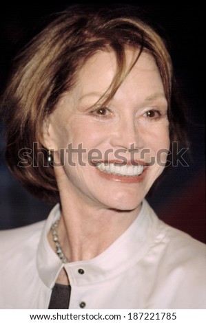 Mary Tyler Moore at premiere of IT RUNS IN THE FAMILY, NY 4/13/2003