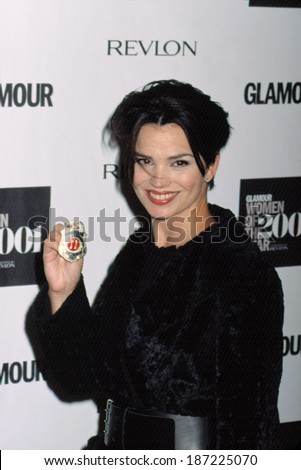 Karen Duffy, holding NY firefighter\'s shield, at Glamour Women of the Year Awards, NY 10/29/2001