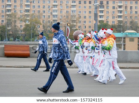 Moscow - October 07: Torchbearers Of The Olympic Flame Run Along The Moscow River In The Gorki Recreation Park. They Participate In The Relay Of The Olympic Flame On October 07, 2013 In Moscow.
