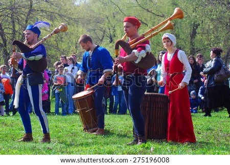 MOSCOW - MAY 02, 2015: Musicians dressed in vintage clothes play in Kolomenskoye park in Moscow.
