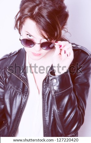 Chic lady with leather jacket and big sun glasses.