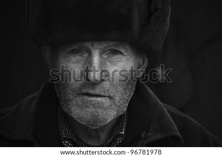 Black and white portrait of an old man.