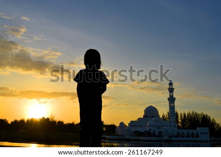 muslim kid prayed during sunset