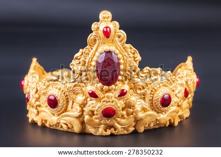 Crown - Delicious luxury ping wedding or birthday cake with golden decoration