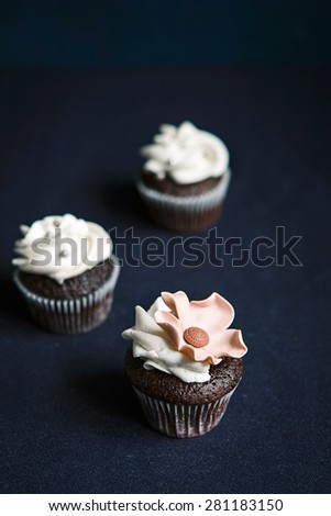 Elegant floral wedding cupcakes