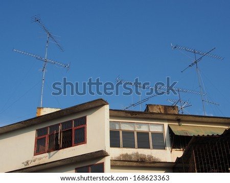 tv antenna on the top of the old building