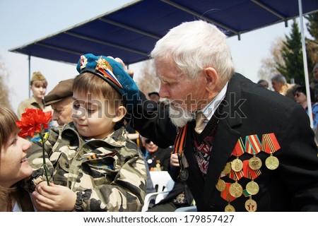 NOVOSIBIRSK - MAY 9: Old veteran of The Great Patriotic War in Russia with a little boy, May 9, 2009, Novosibirsk, Russia. Every year in Russia traditionally gather veterans of Great Patriotic War