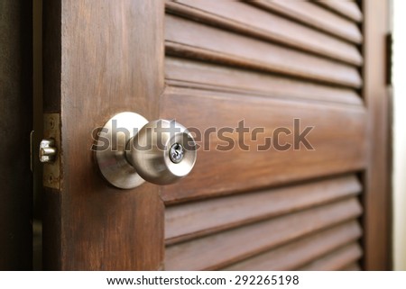 knob and wooden door