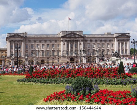 LONDON - AUGUST 4, 2013:  The Changing of the guard ceremony is one of the most popular, bringing huge crowds to Buckingham Palace on August 4, 2013.