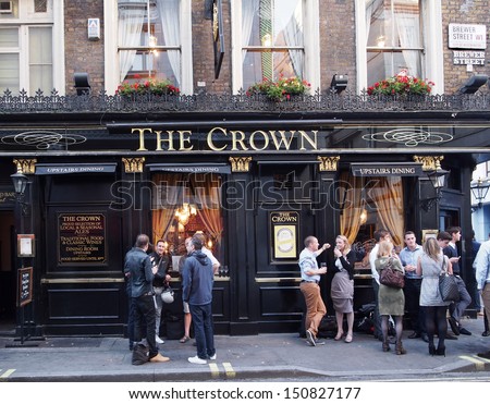 London - August 1, 2013: One Of The Fondest Traditions Of England Is Chatting Outside A Pub On A Warm Summer Evening, As Seen In London On August 1, 2013.